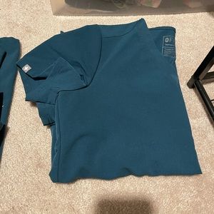 Figs S Carina one pocket stub top. Caribbean blue.